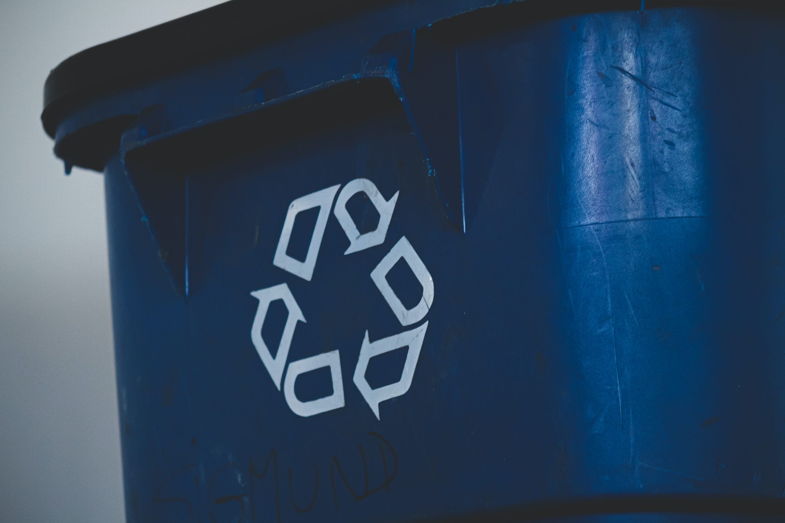 recycling bin zoomed in on the recycle sign